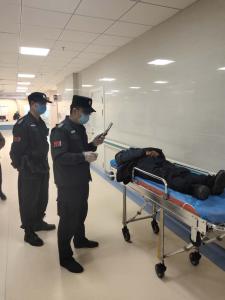 隊(duì)員在達(dá)州市中心醫(yī)院急診科處理三無患者